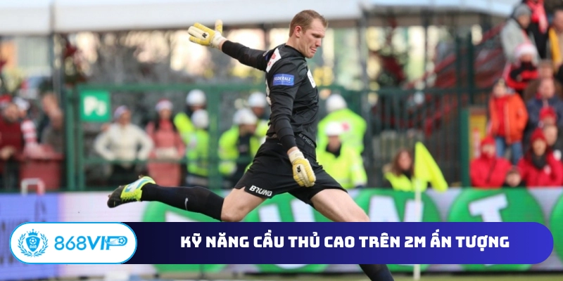 Kỹ năng cầu thủ cao trên 2m ấn tượng